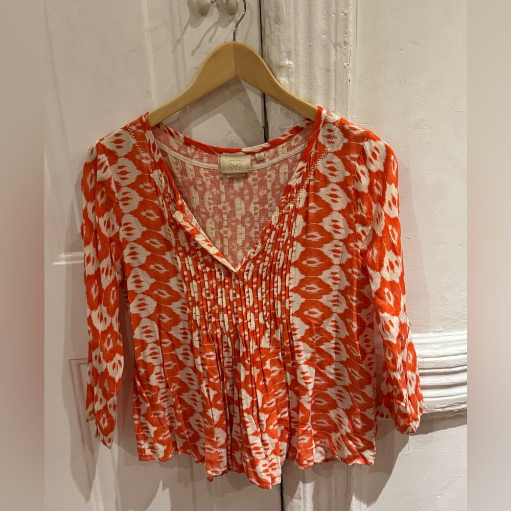 Beautiful Anthropologie style blouse.